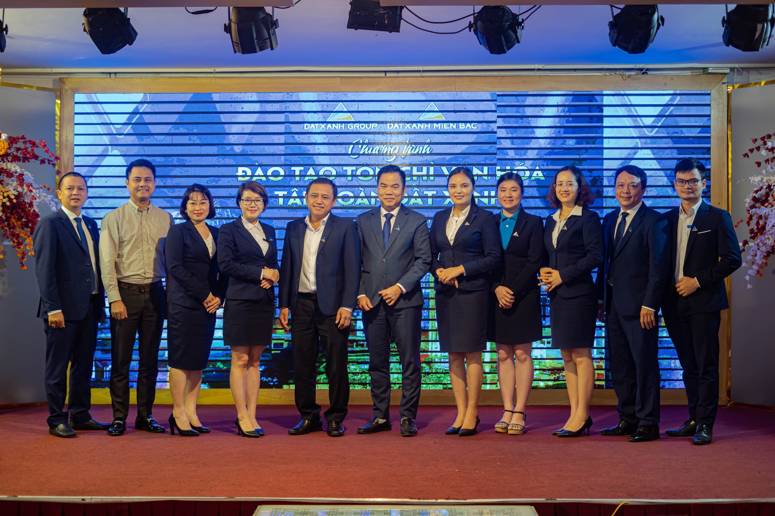 Ảnh chụp tập thể Đất Xanh Group và Đất Xanh Group trong buổi đào tạo
