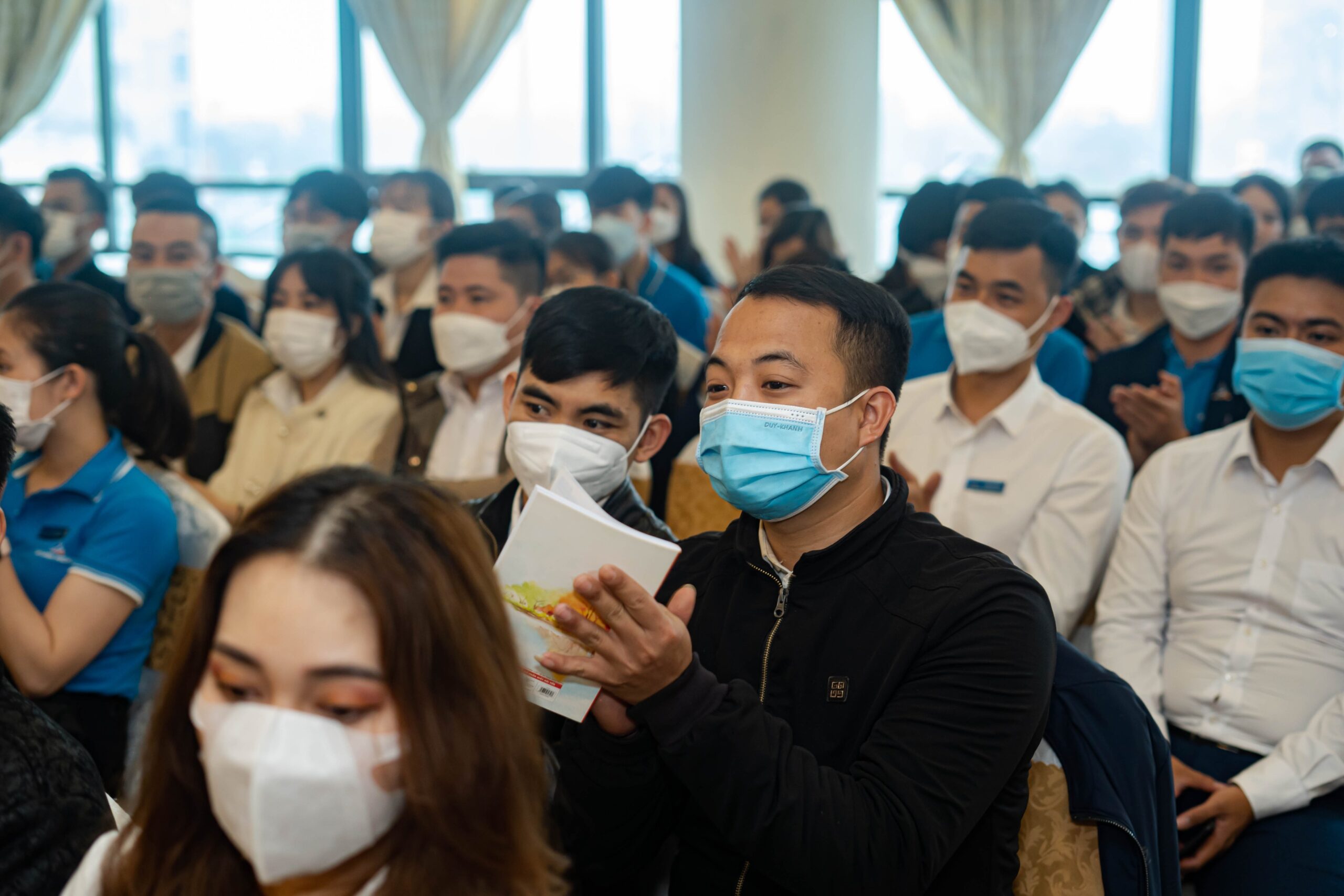 CBNV lắng nghe chia sẻ từ ban lãnh đạo trong buổi đào tạo