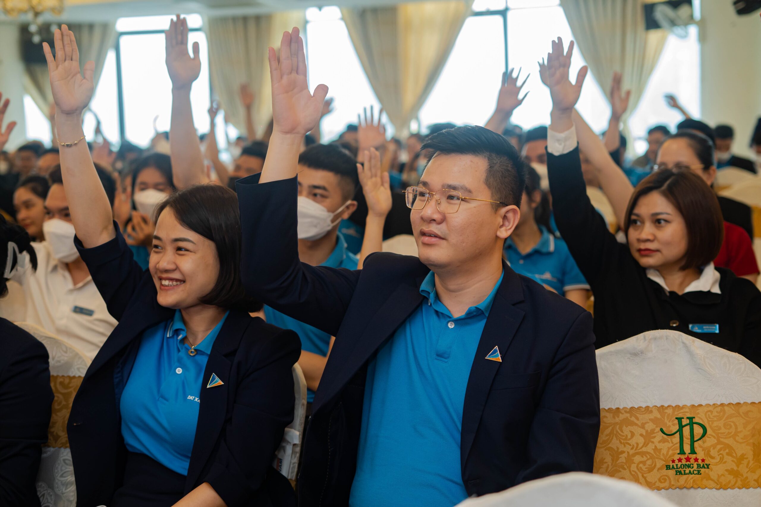 Nhân viên đóng góp ý kiến trong buổi đào tạo