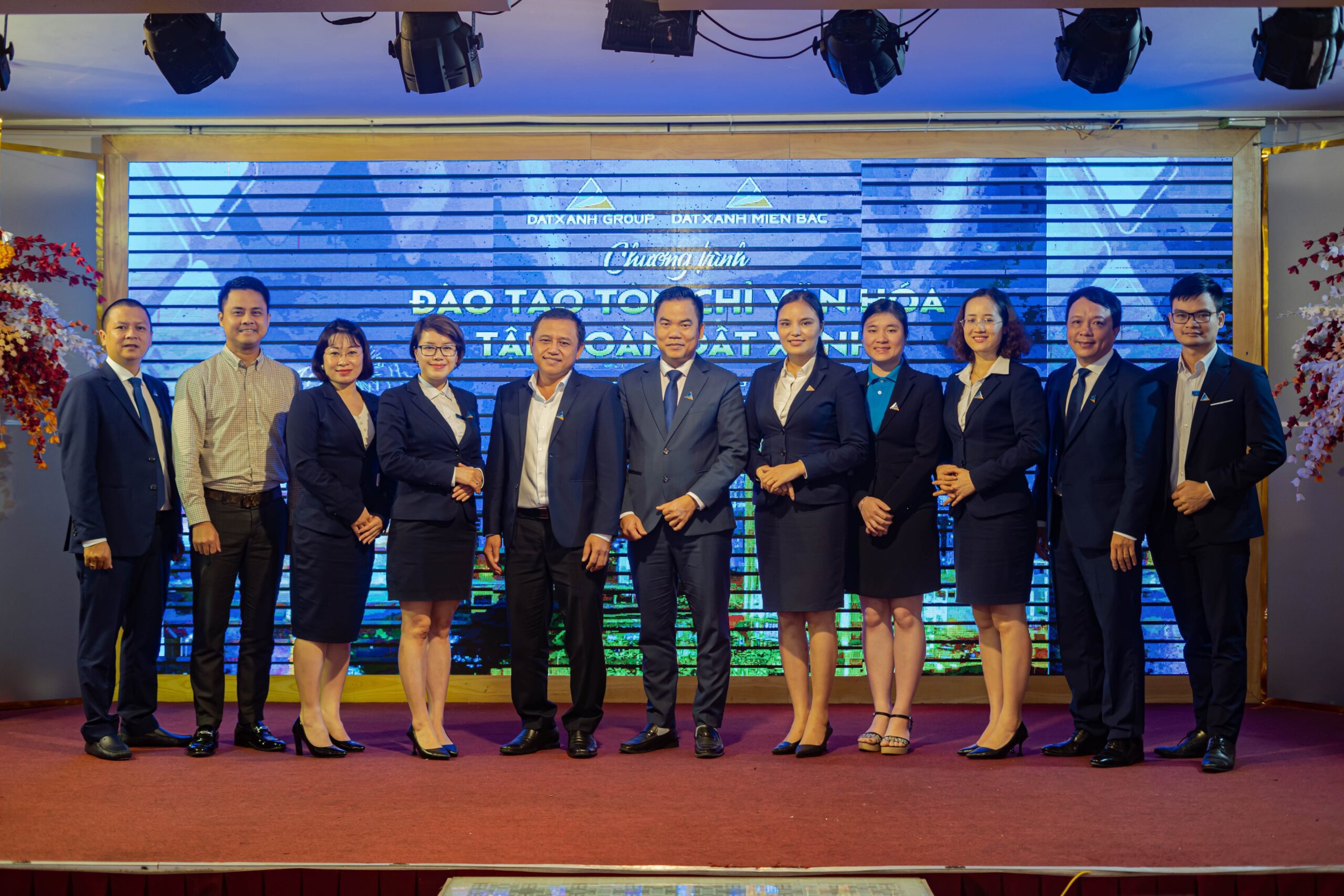 Ảnh chụp tập thể Đất Xanh Group và Đất Xanh Group