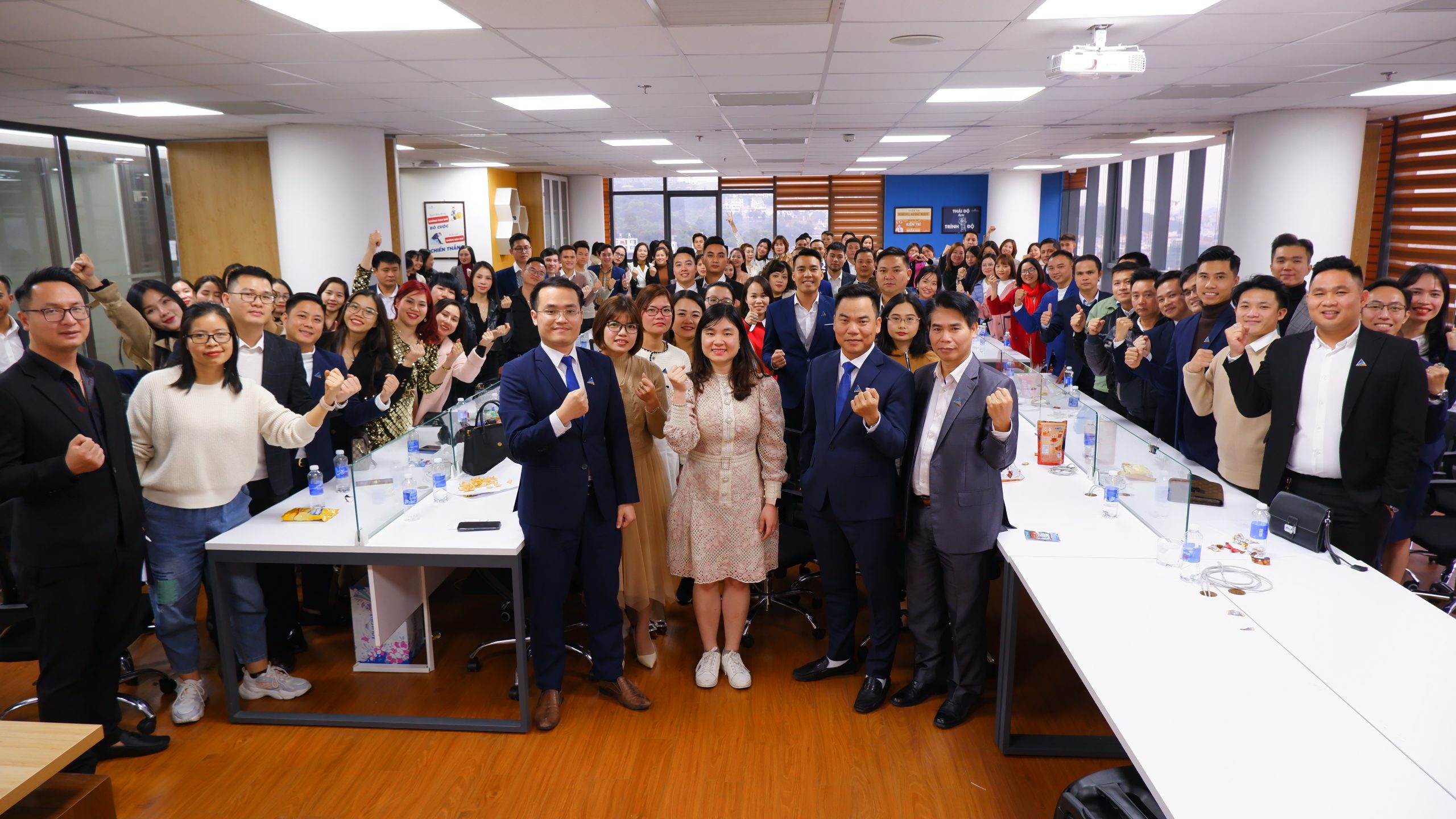 Ban lãnh đạo và tập thể nhân viên chụp hình lưu niệm tại buổi lễ tổng kết năm 2022