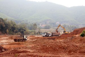 Năm 2023, nguồn chi đầu tư phát triển trên địa bàn tỉnh 13.200 tỷ đồng. (Trong ảnh: Thi công dự án hạ tầng kỹ thuật khu tái định cư xã Vạn Yên, huyện Vân Đồn)