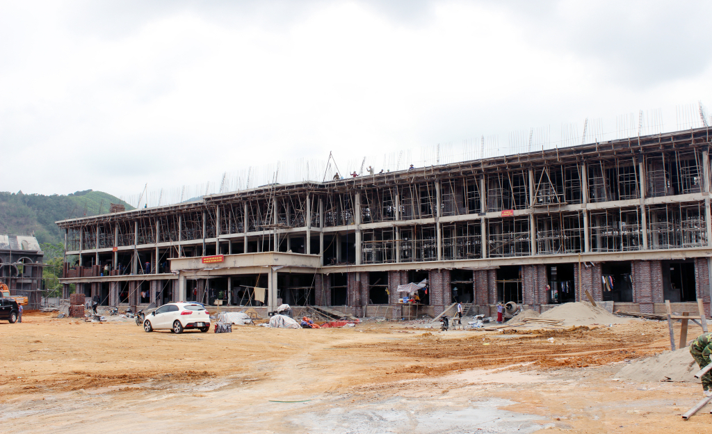 Đẩy mạnh đầu tư công - Huyện Bình Liêu đang đẩy mạnh thi công, phấn đấu hoàn thành Trường THPT Bình Liêu trong tháng 6/2023. Ảnh: Mạnh Trường